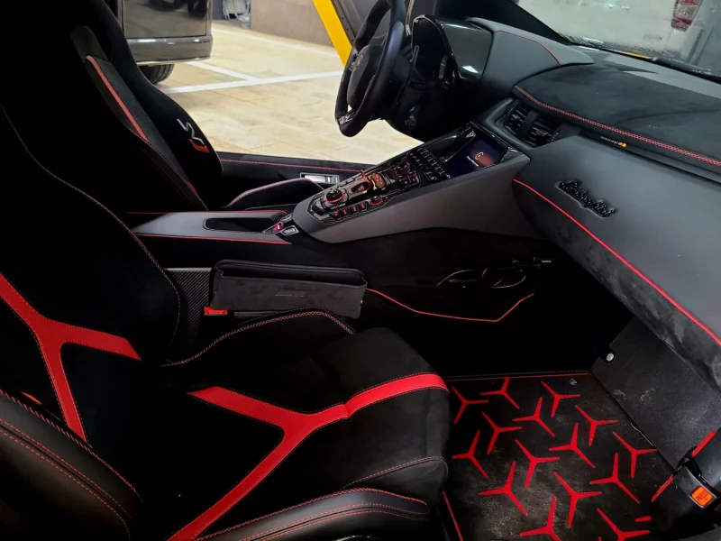 Lamborghini AVENTADOR