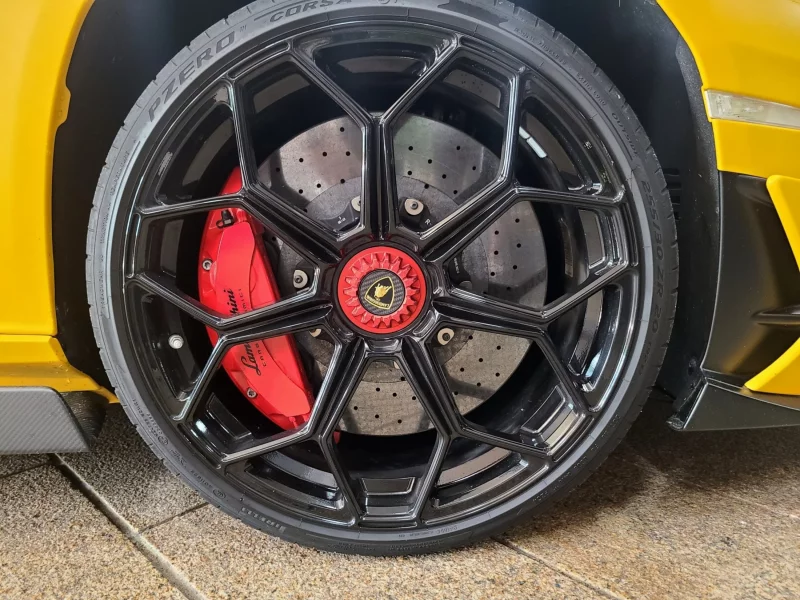 Lamborghini AVENTADOR