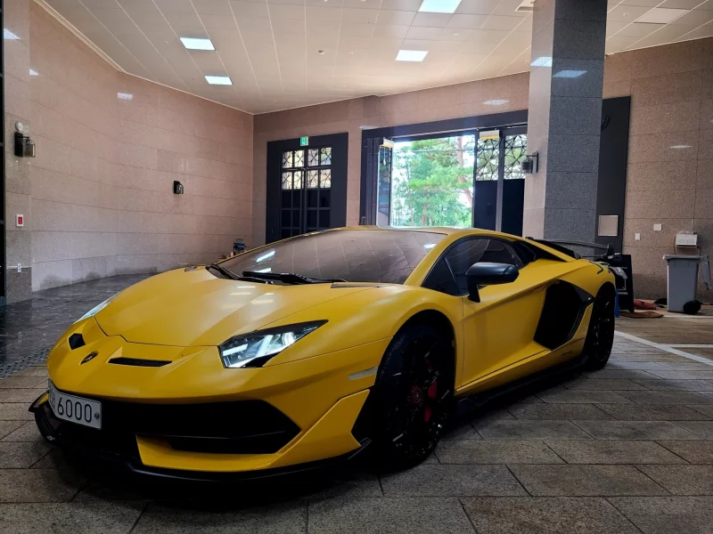 Lamborghini AVENTADOR