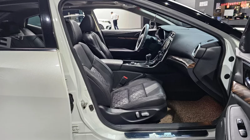 Nissan MAXIMA