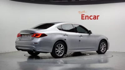 Infiniti Q70