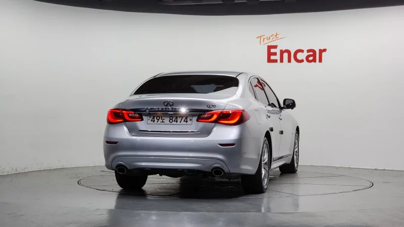Infiniti Q70