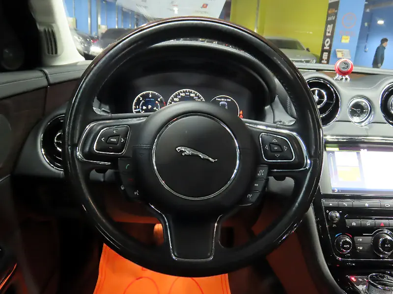 Jaguar XJ