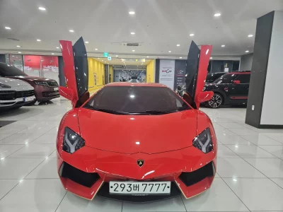 Lamborghini AVENTADOR