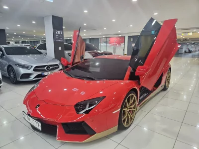 Lamborghini AVENTADOR