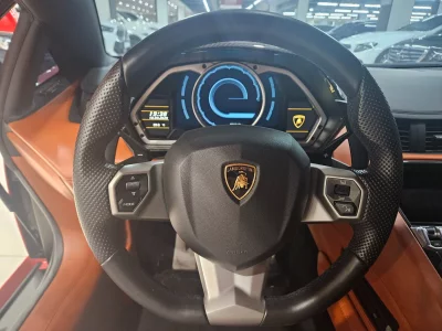Lamborghini AVENTADOR