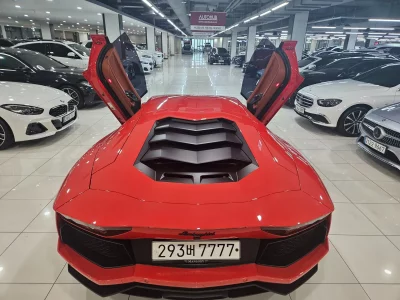 Lamborghini AVENTADOR