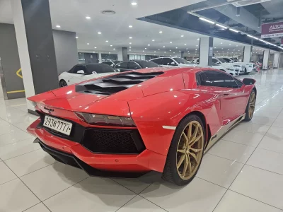 Lamborghini AVENTADOR