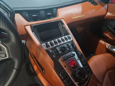 Lamborghini AVENTADOR