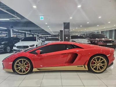 Lamborghini AVENTADOR