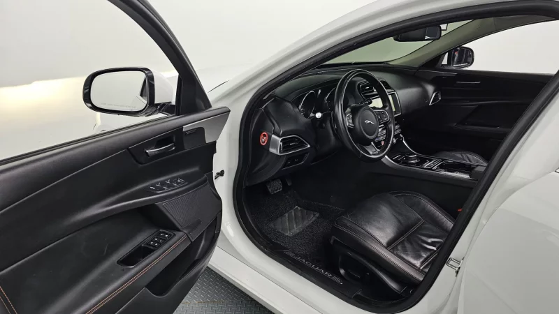 Jaguar XE