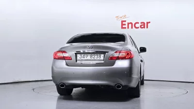 Infiniti M