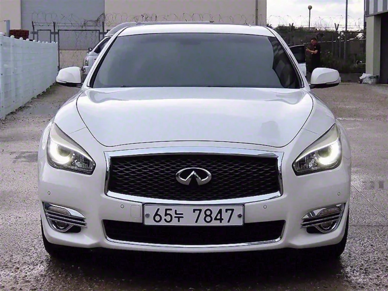 Infiniti Q70