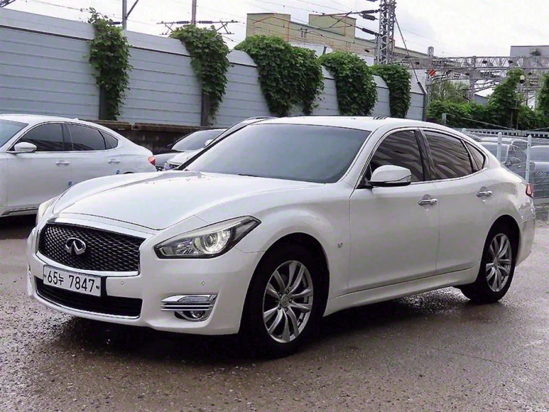Infiniti Q70