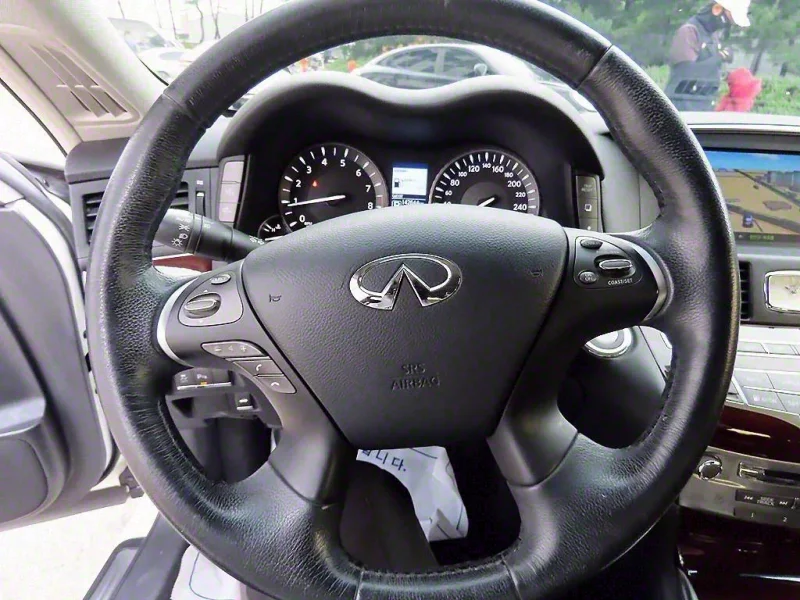 Infiniti Q70
