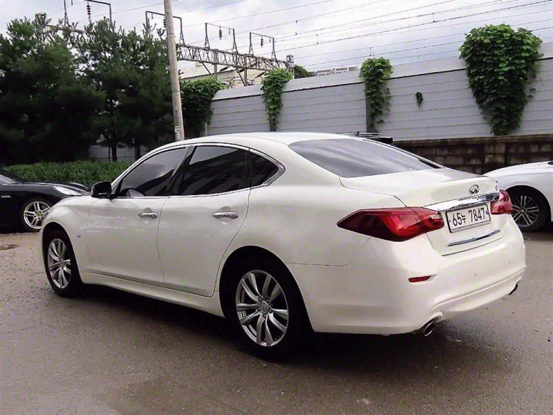 Infiniti Q70