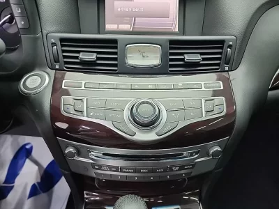 Infiniti M