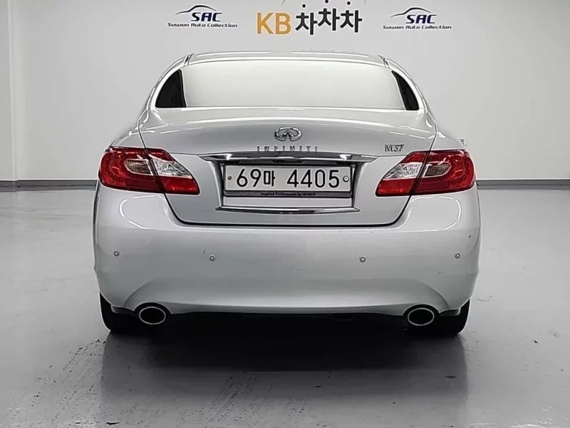 Infiniti M