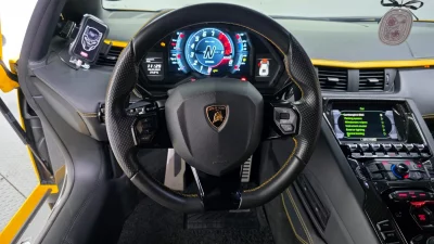 Lamborghini AVENTADOR