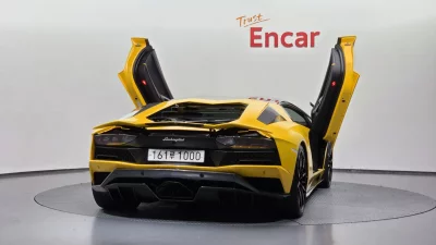 Lamborghini AVENTADOR