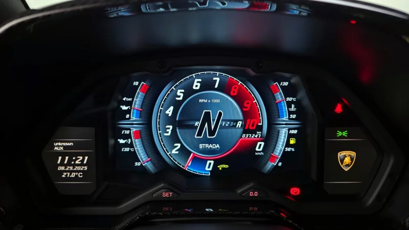 Lamborghini AVENTADOR