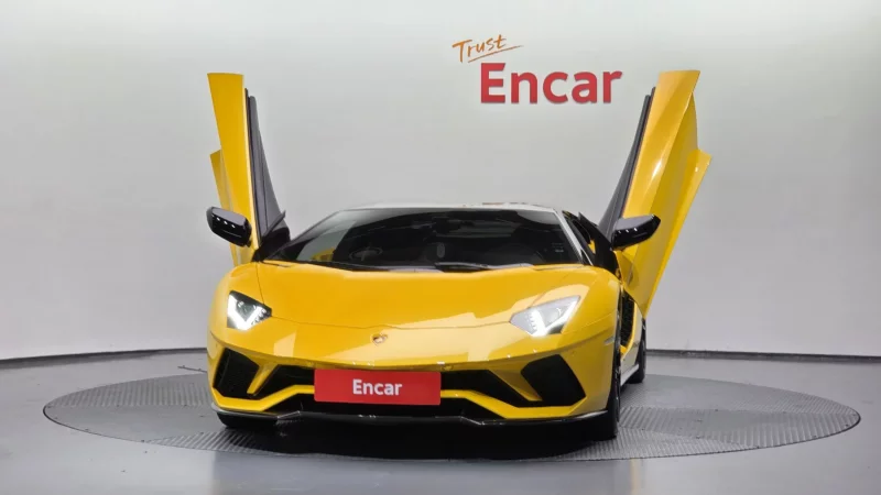 Lamborghini AVENTADOR