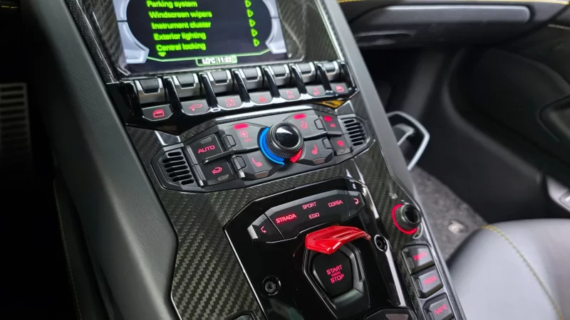 Lamborghini AVENTADOR