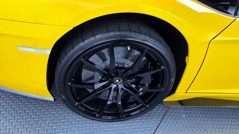 Lamborghini AVENTADOR