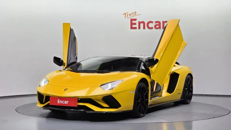 Lamborghini AVENTADOR