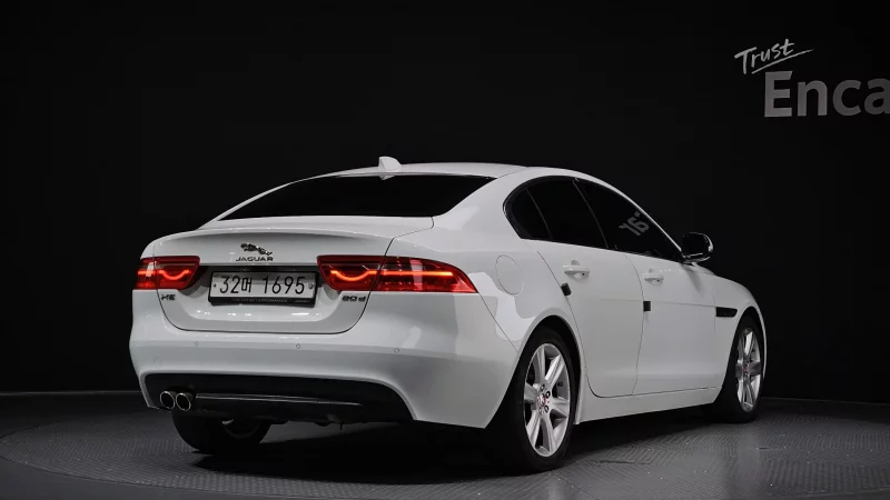 Jaguar XE