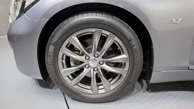Infiniti Q70