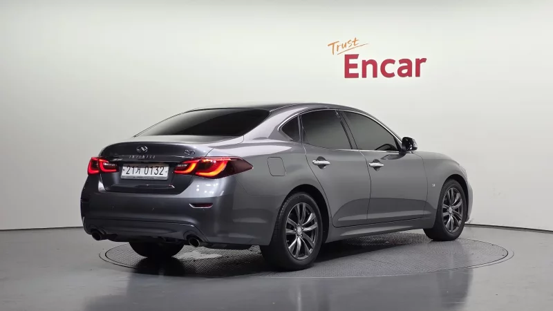 Infiniti Q70