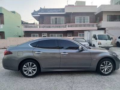 Infiniti Q70