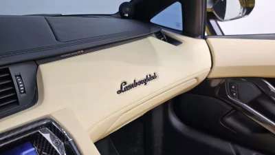 Lamborghini AVENTADOR