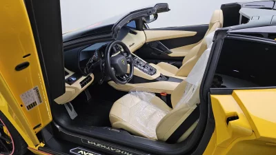 Lamborghini AVENTADOR