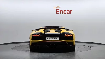 Lamborghini AVENTADOR