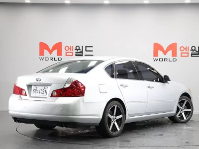 Infiniti M