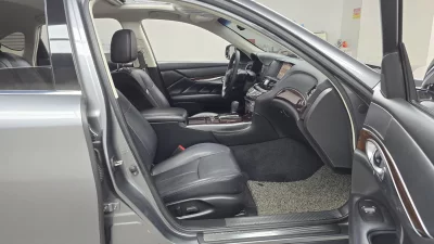 Infiniti Q70