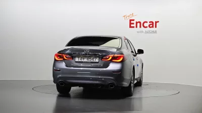 Infiniti Q70