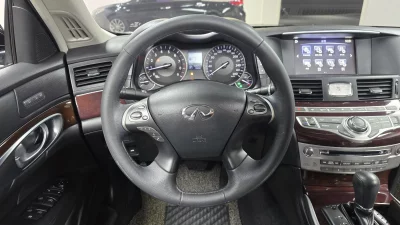 Infiniti Q70