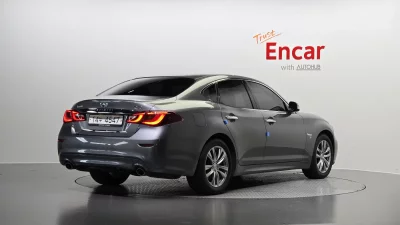 Infiniti Q70