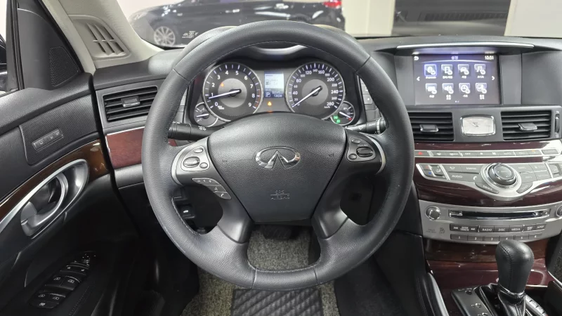 Infiniti Q70