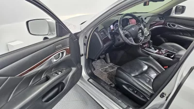 Infiniti M