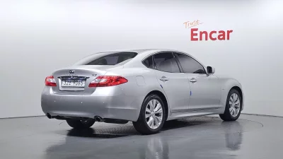 Infiniti M