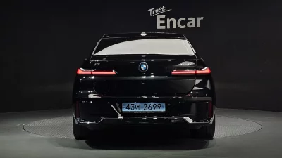 BMW i7