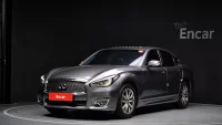 Infiniti Q70
