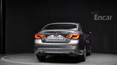 Infiniti Q70
