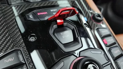 Lamborghini AVENTADOR
