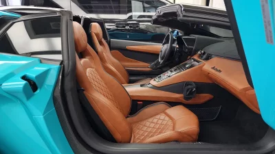 Lamborghini AVENTADOR