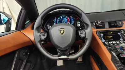 Lamborghini AVENTADOR